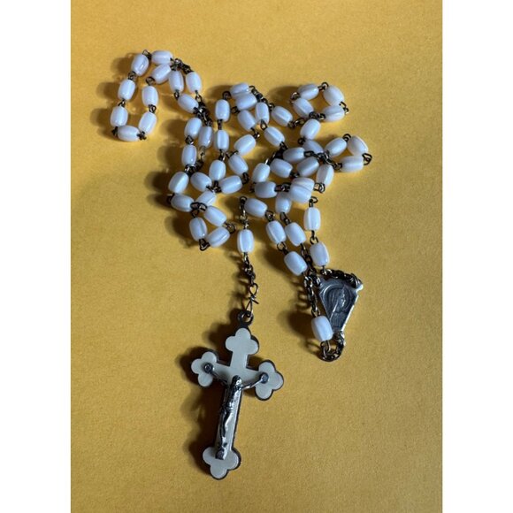 Vintage White Beaded Rosary With Crucifix & Virgin Mary Medallion Religion - Picture 7 of 7